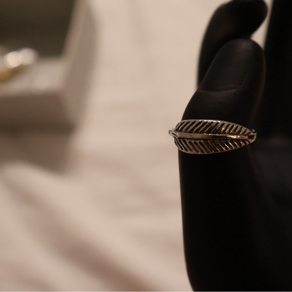 Vintage Silver Feather Ring - Picture 3 of 4